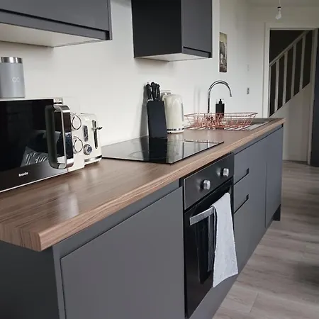 Apartment Bliss - Contractor 301